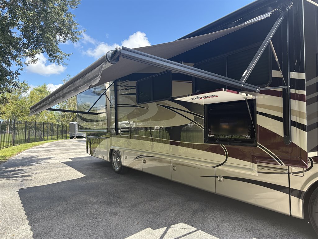 2011 Freightliner Xc Raised Rail Rear Engine Motor Home Chassis - $89,000